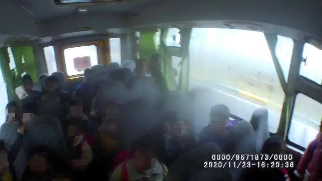 焦作武陟：這輛“黑校車(chē)”問(wèn)題多，無(wú)牌，超員