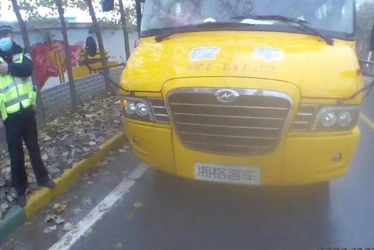 焦作武陟：這輛“黑校車”問題多，無牌，超員