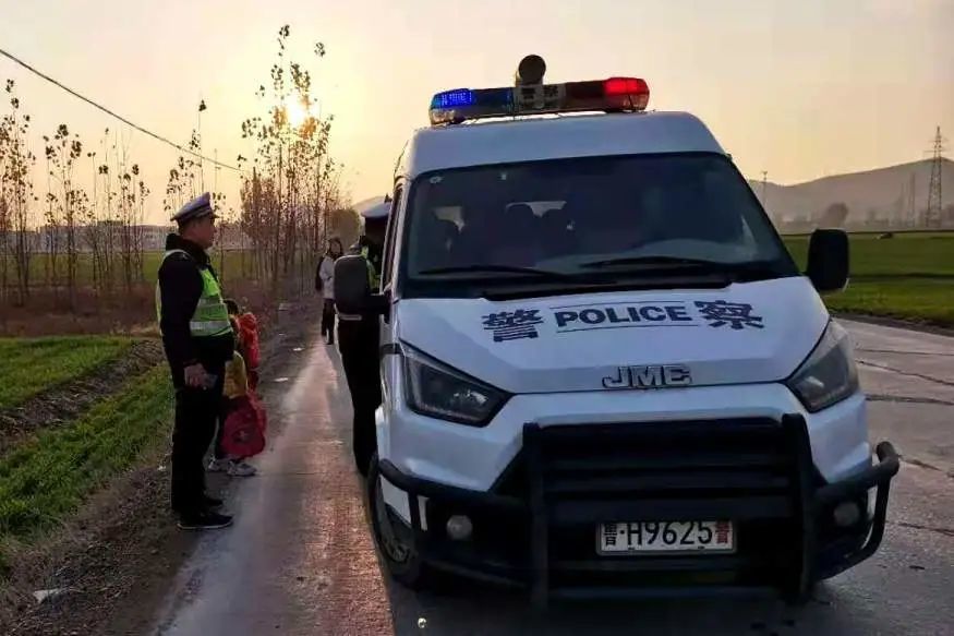 山東濟寧：校車意外拋錨 警車秒變校車