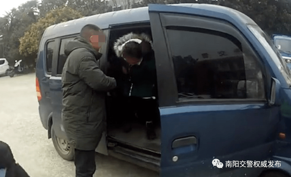 南陽一黑校車核載7人實載16人 被交警拿下！