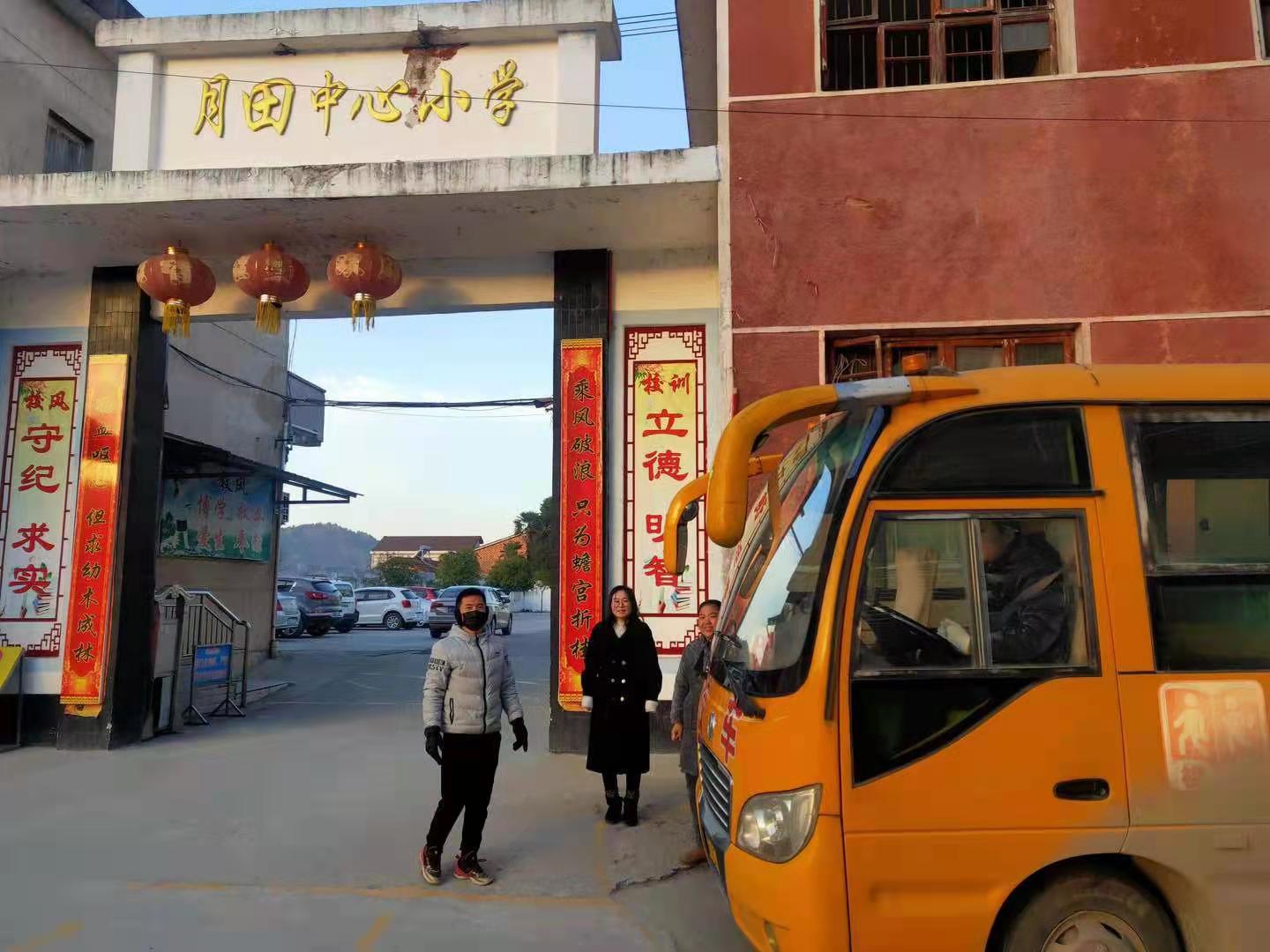 岳陽縣月田鎮(zhèn)校車安全護衛(wèi)者：冰封雪地里最美的風(fēng)景