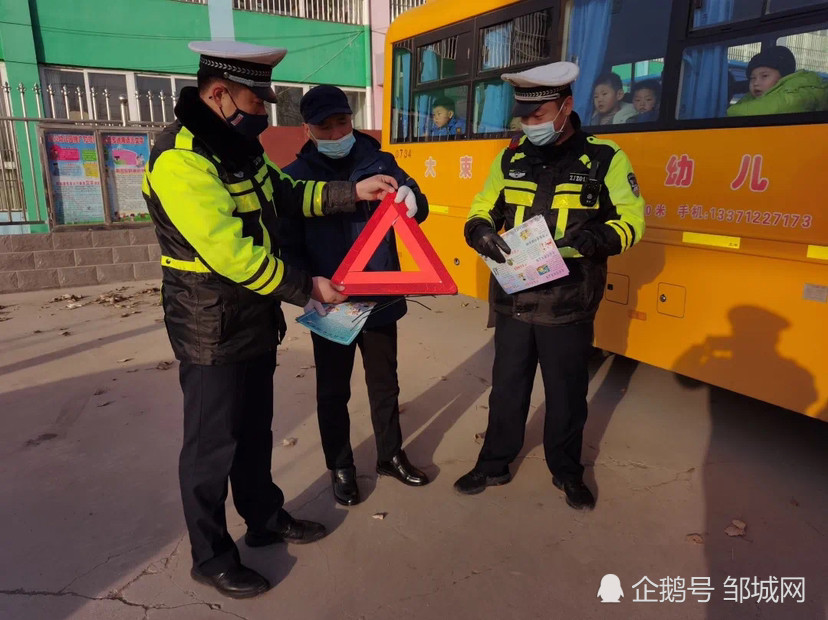 山東鄒城：交警冬季緊抓校車安全