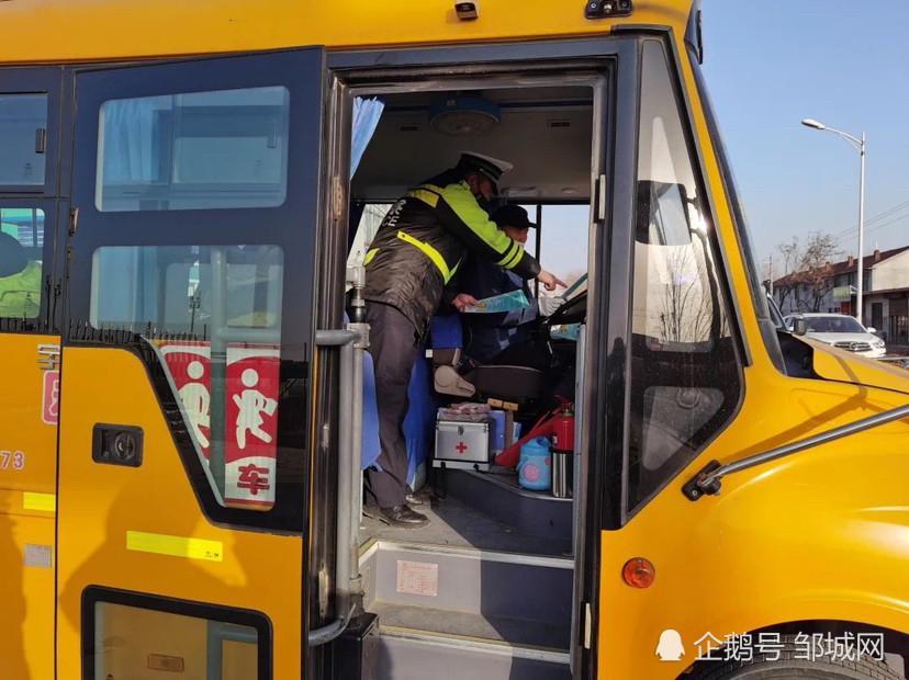 山東鄒城：交警冬季緊抓校車安全