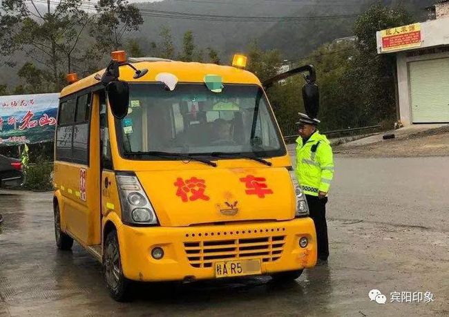 賓陽一校車違法超員，司機被罰2000元