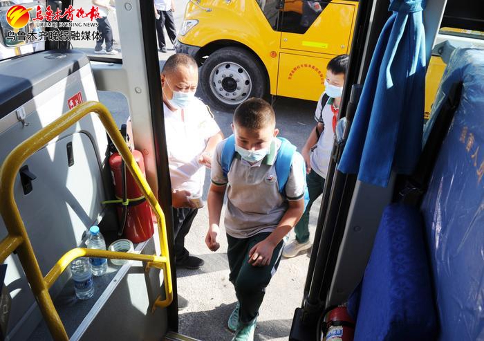 開學第一天 村里有了新校車