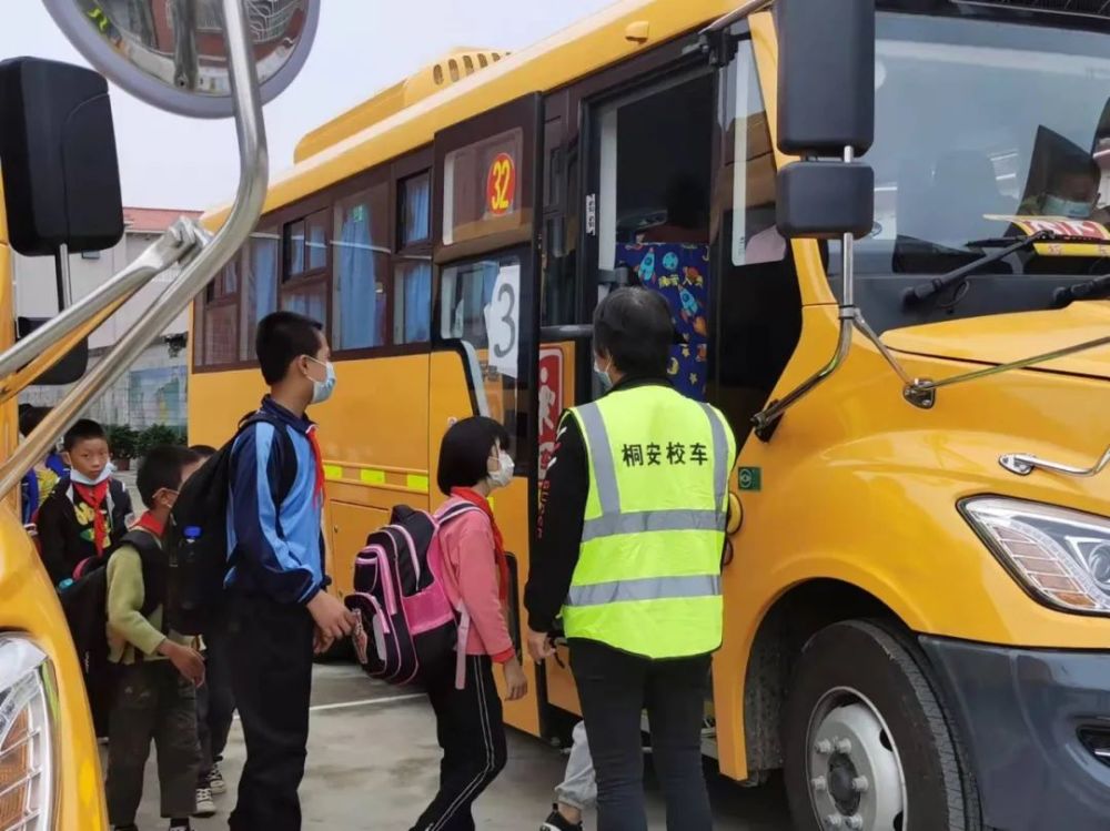 記者跟拍！佛岡新校車“入鎮到村”后…