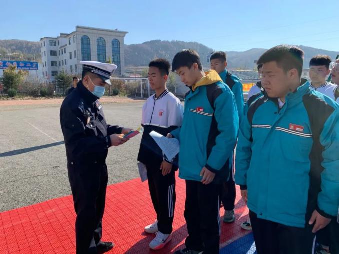 【奮斗百年路 啟航新征程】撫松交警入冬前為校車“體檢”確保學生交通安全