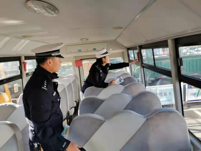 【奮斗百年路 啟航新征程】撫松交警入冬前為校車“體檢”確保學生交通安全