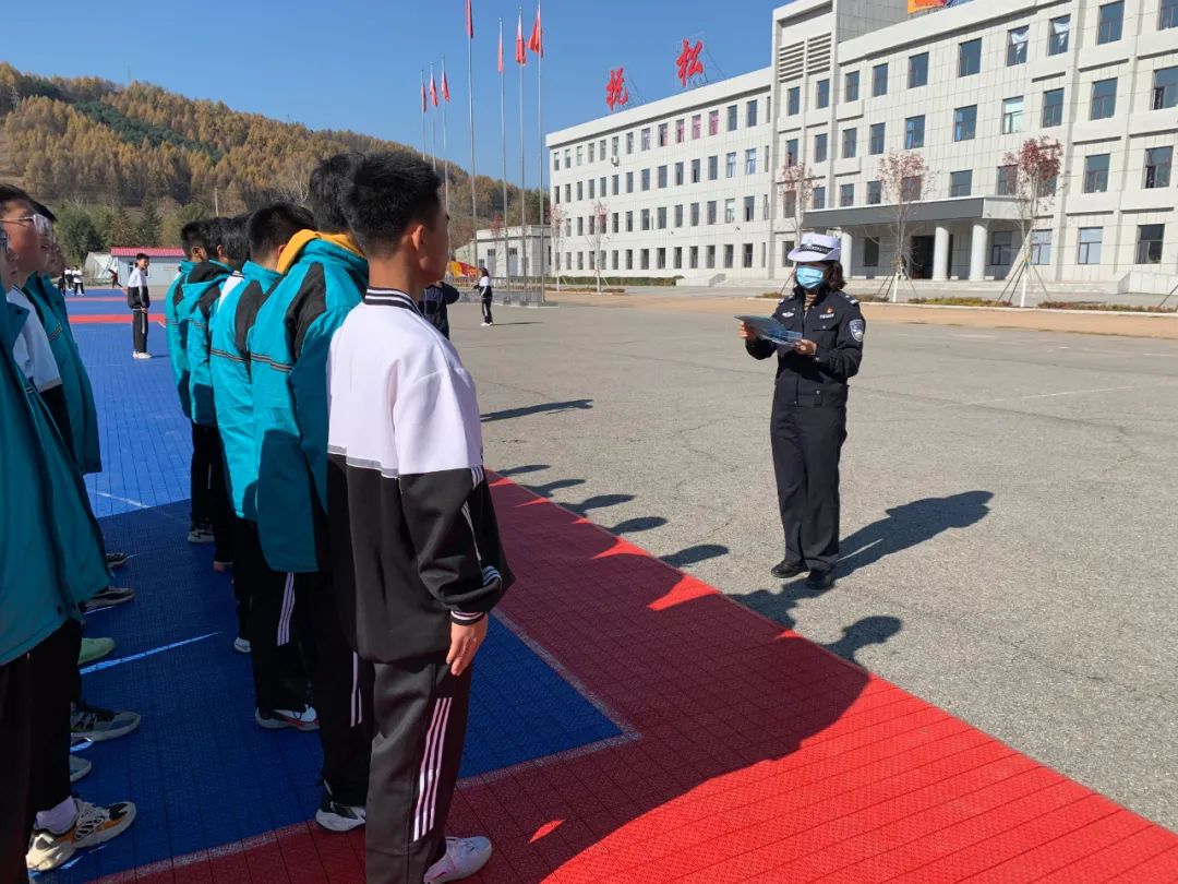 【奮斗百年路 啟航新征程】撫松交警入冬前為校車“體檢”確保學生交通安全