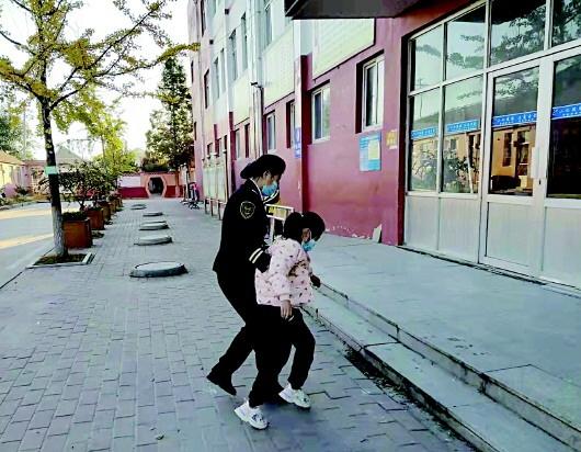 暖心！校車照管員鋪就患病兒童求學路