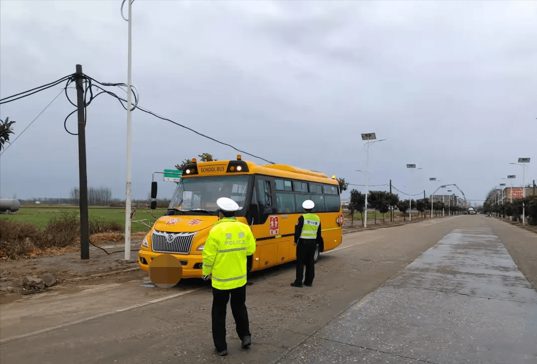 新野縣公安局交警大隊開展冬季校車專項整治活動