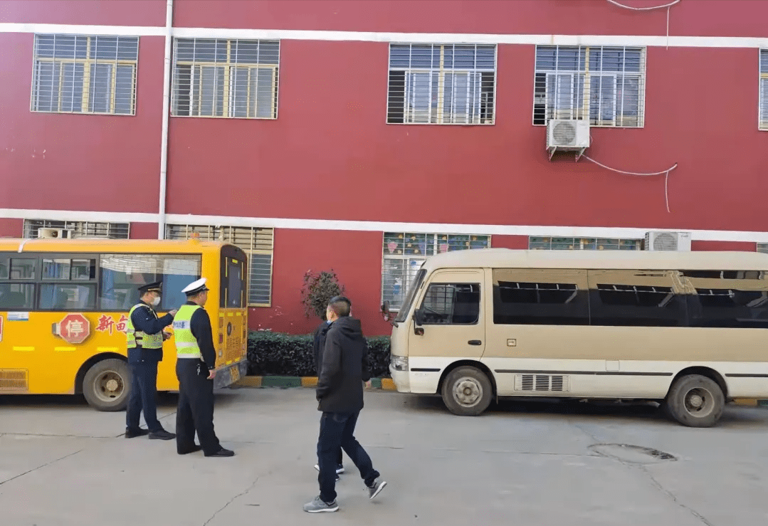 新野縣公安局交警大隊開展冬季校車專項整治活動