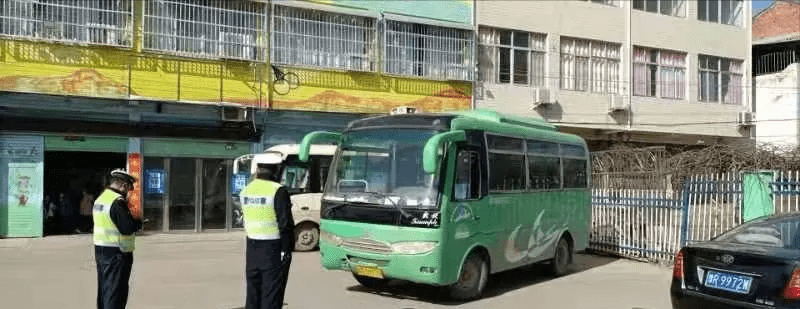 新野縣公安局交警大隊開展冬季校車專項整治活動