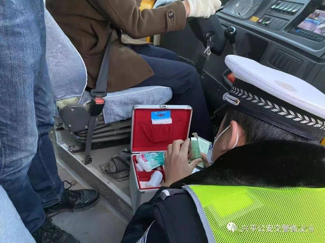 【興平交警】學(xué)期末開展校車安全檢查，筑牢安全防線