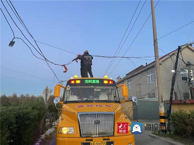 交運黃島溫馨校車上學(xué)路遇“攔路虎”校車駕駛員“徒手擒”