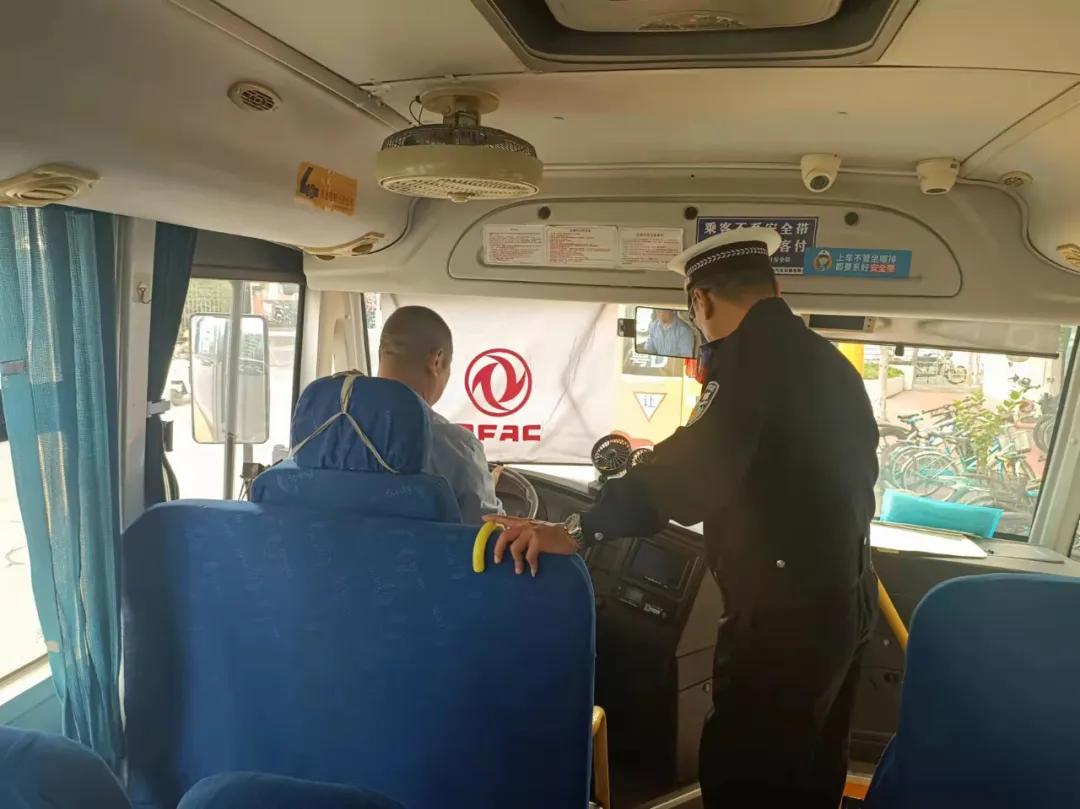 嚴(yán)把校車安全關(guān)！金平交警開展校車安全檢查和校車司機(jī)安全宣傳教育