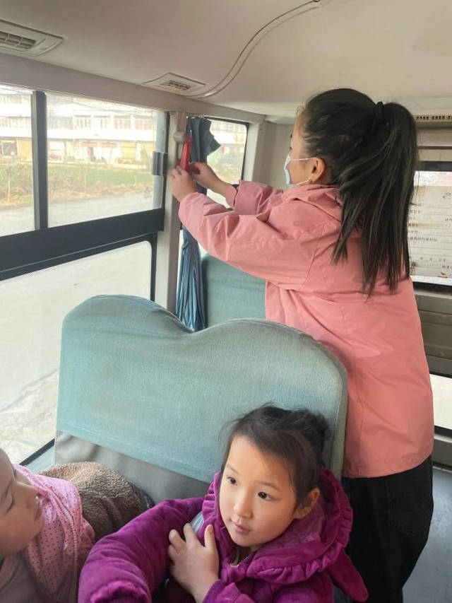 鄧州市趙集鎮(zhèn)實(shí)驗(yàn)小學(xué)開(kāi)展校車(chē)安全應(yīng)急逃生演練活動(dòng)