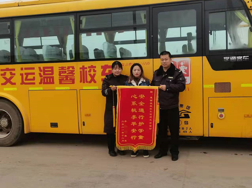 學生在校車上突發抽搐，駕照員緊急聯手施救！