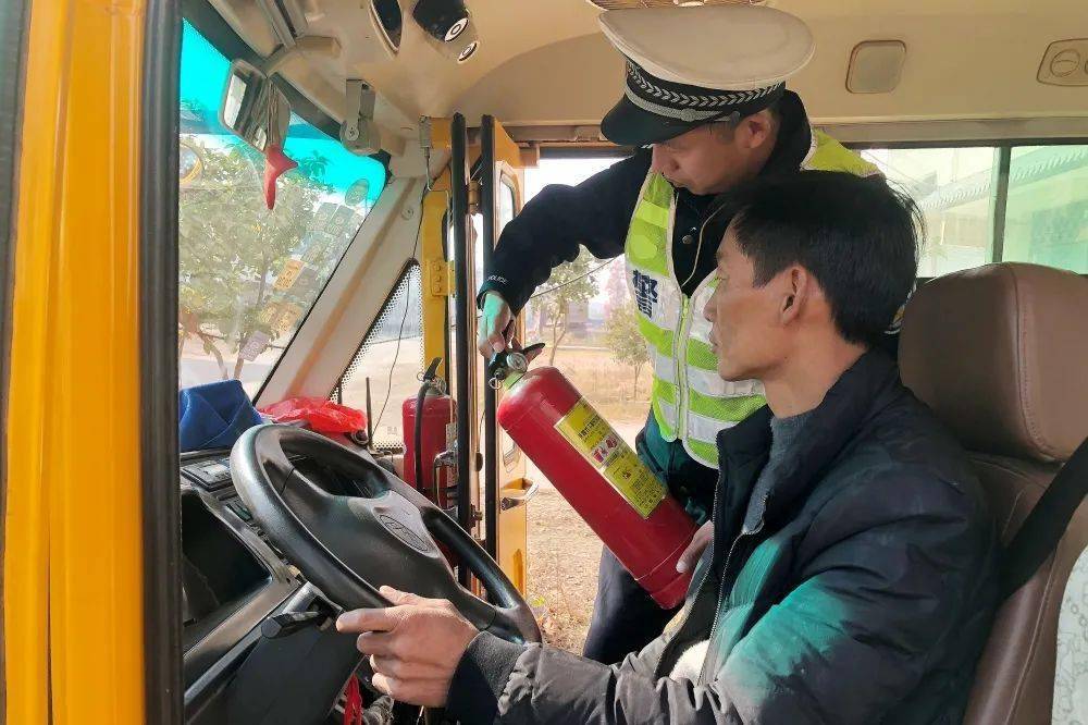 東鄉(xiāng)交警全面開展冬季校車大“體檢”