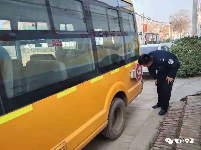 南宮交警“四步走”扎實做好校車安全管理工作