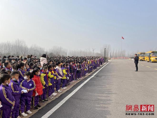 膠州溫馨校車應急演練走進學校 攜手共筑平安校園