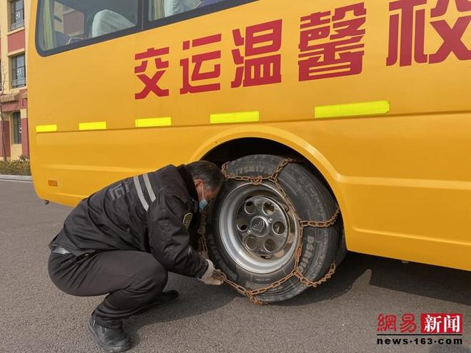 膠州溫馨校車應急演練走進學校 攜手共筑平安校園