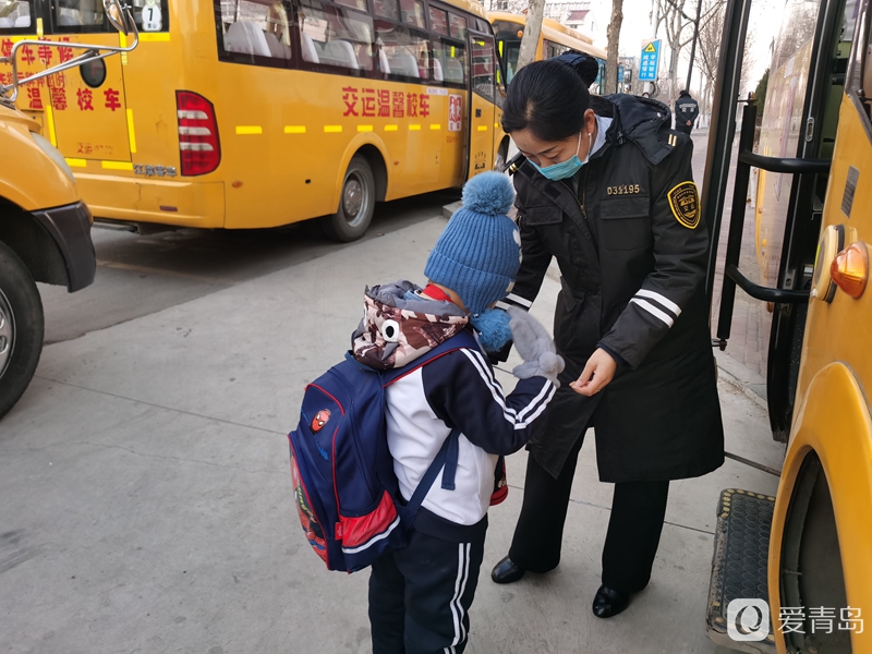【交運(yùn)黃島溫馨校車】溫馨校車真情服務(wù)獲錦旗