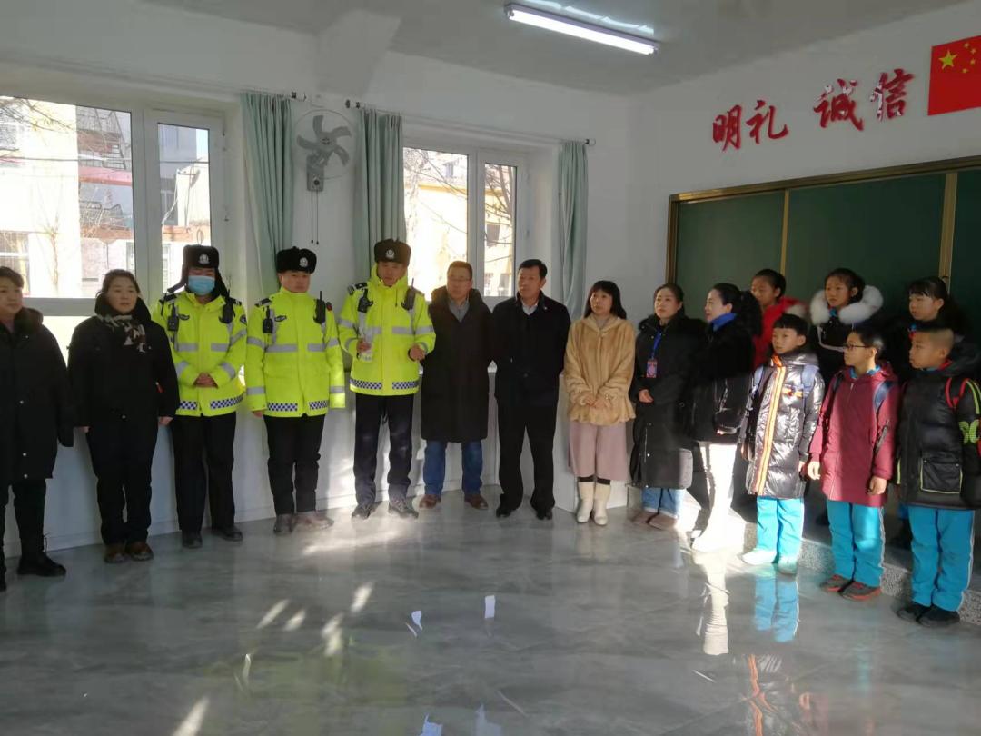四平交管支隊鐵西大隊寒假前聯(lián)合多部門開展校車應(yīng)急演練活動