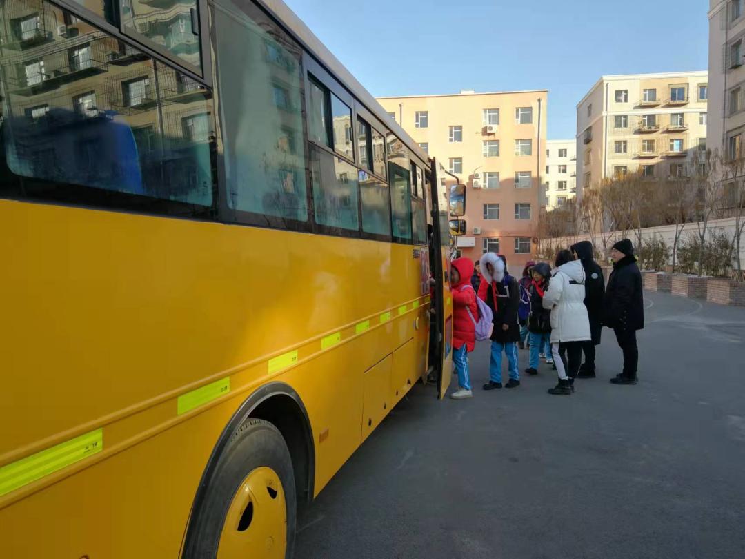 四平交管支隊鐵西大隊寒假前聯(lián)合多部門開展校車應(yīng)急演練活動