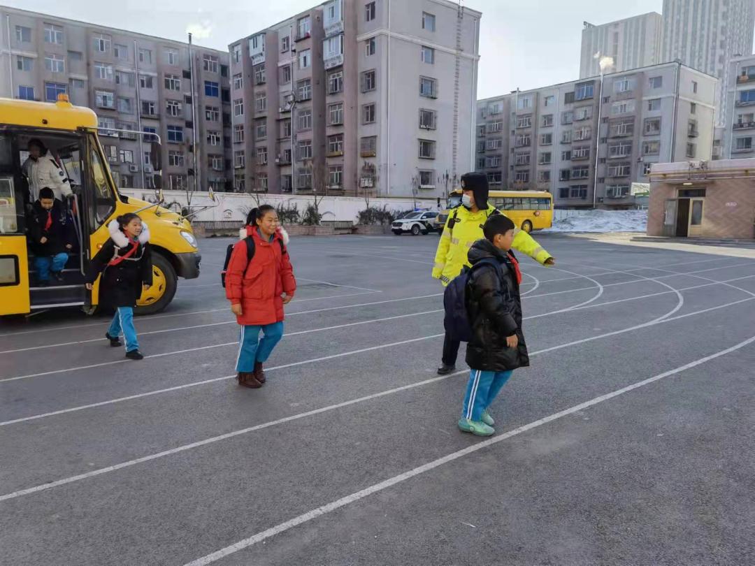 四平交管支隊鐵西大隊寒假前聯(lián)合多部門開展校車應(yīng)急演練活動