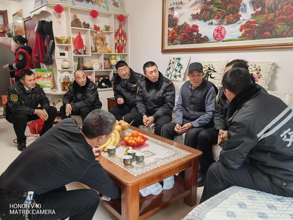 半島網(wǎng) />青島 天寒人心暖！黃島校車志愿者看望九旬老兵