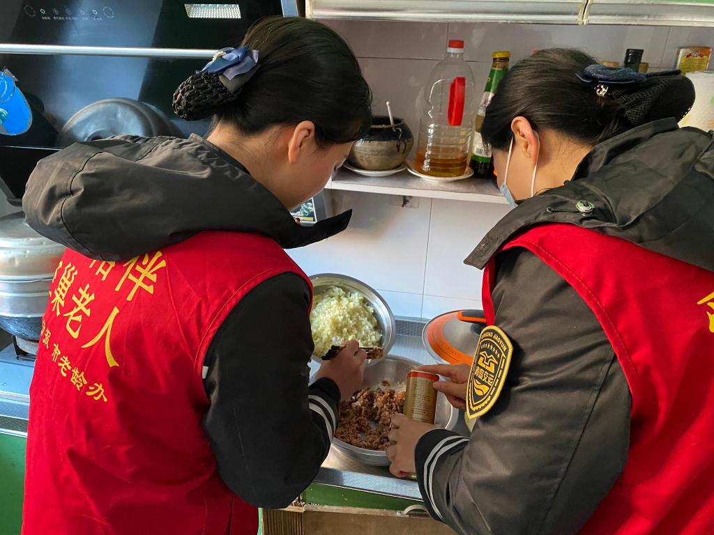 半島網(wǎng) />青島 天寒人心暖！黃島校車志愿者看望九旬老兵