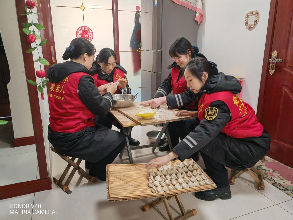 半島網(wǎng) />青島 天寒人心暖！黃島校車志愿者看望九旬老兵