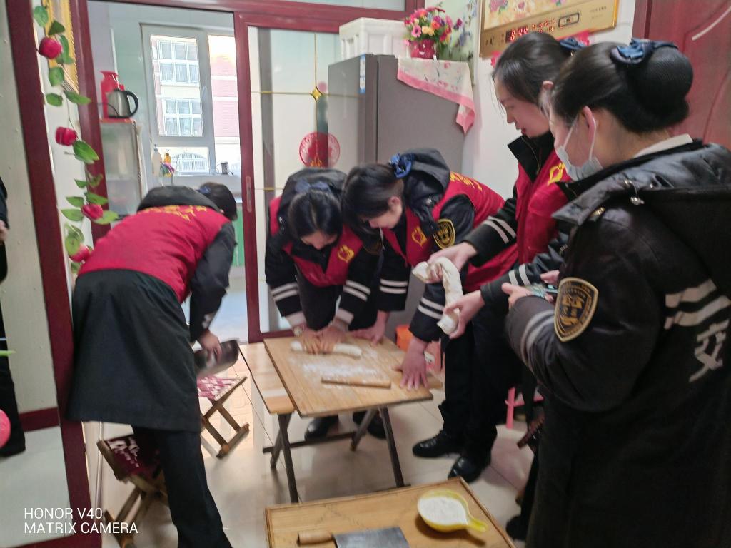 半島網(wǎng) />青島 天寒人心暖！黃島校車志愿者看望九旬老兵