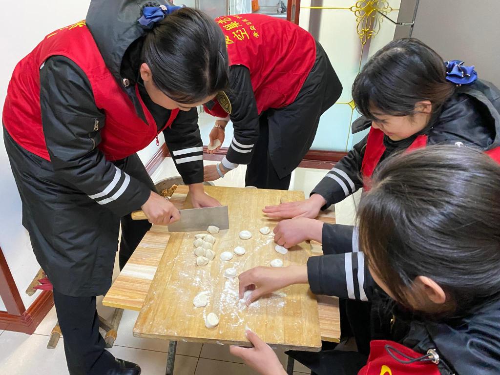 半島網(wǎng) />青島 天寒人心暖！黃島校車志愿者看望九旬老兵