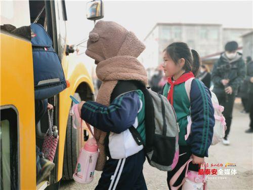 全市共配備校車373輛 服務學生近2.8萬人