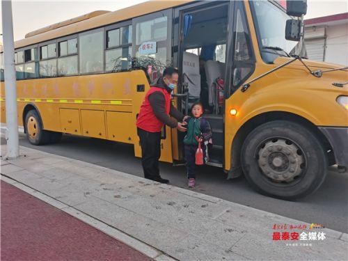 全市共配備校車373輛 服務學生近2.8萬人