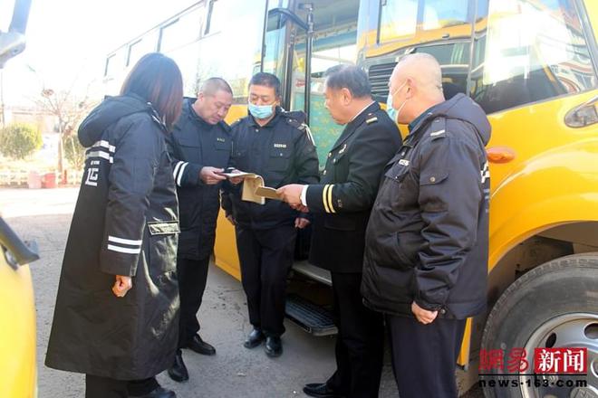 膠州溫馨校車聯合杜村小學開展“辭舊迎新 共話未來”活動