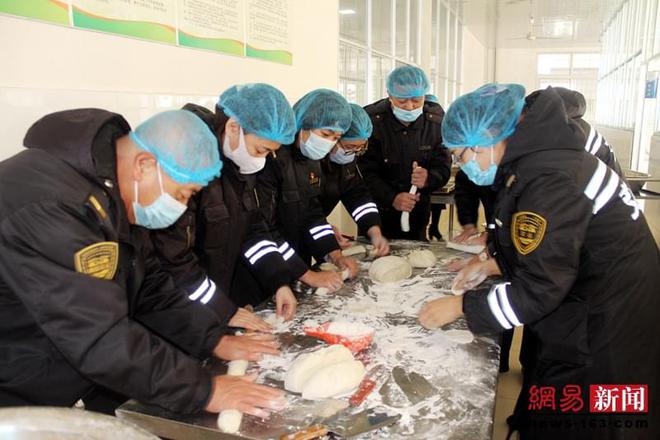 膠州溫馨校車聯合杜村小學開展“辭舊迎新 共話未來”活動