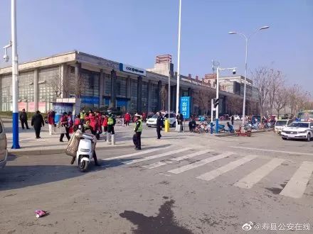 嚴(yán)查！壽縣交警查獲超員“黑校車” ！核載7人實載12人