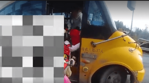 廣安一司機膽真大！私家車“變身”校車 逆行超載被嚴懲