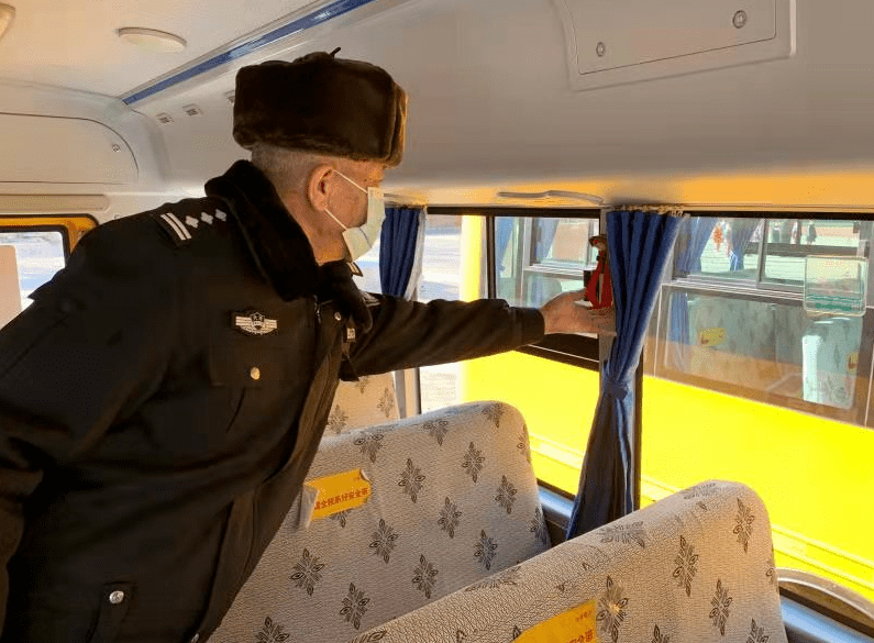 新年伊始 交警為校車“體檢”