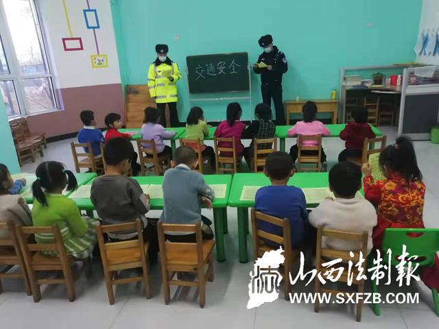 渾源交警進(jìn)農(nóng)村對(duì)“一老一小”開(kāi)展宣傳活動(dòng)