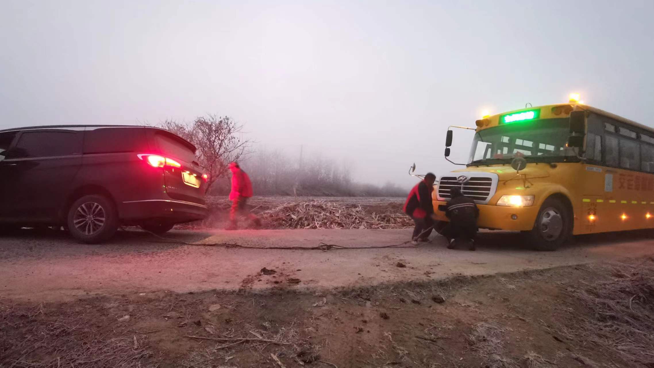 【交運黃島溫馨校車】商務車“摔跤”跌溝里，校車駕駛員救助暖心窩