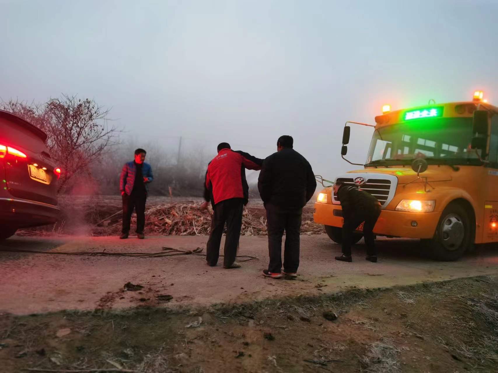 【交運黃島溫馨校車】商務車“摔跤”跌溝里，校車駕駛員救助暖心窩