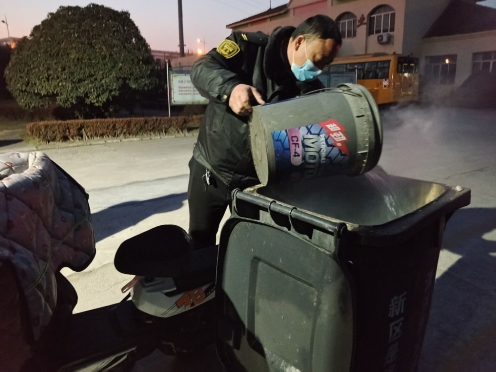 路遇垃圾桶著火，黃島校車司機勇撲救