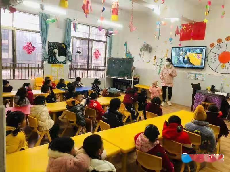 洞口縣巖山鎮(zhèn)中心幼兒園開展校車安全教育活動(dòng)