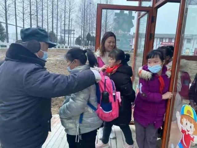 東西湖：校車接送點升級為“候車室”這個細節好暖心