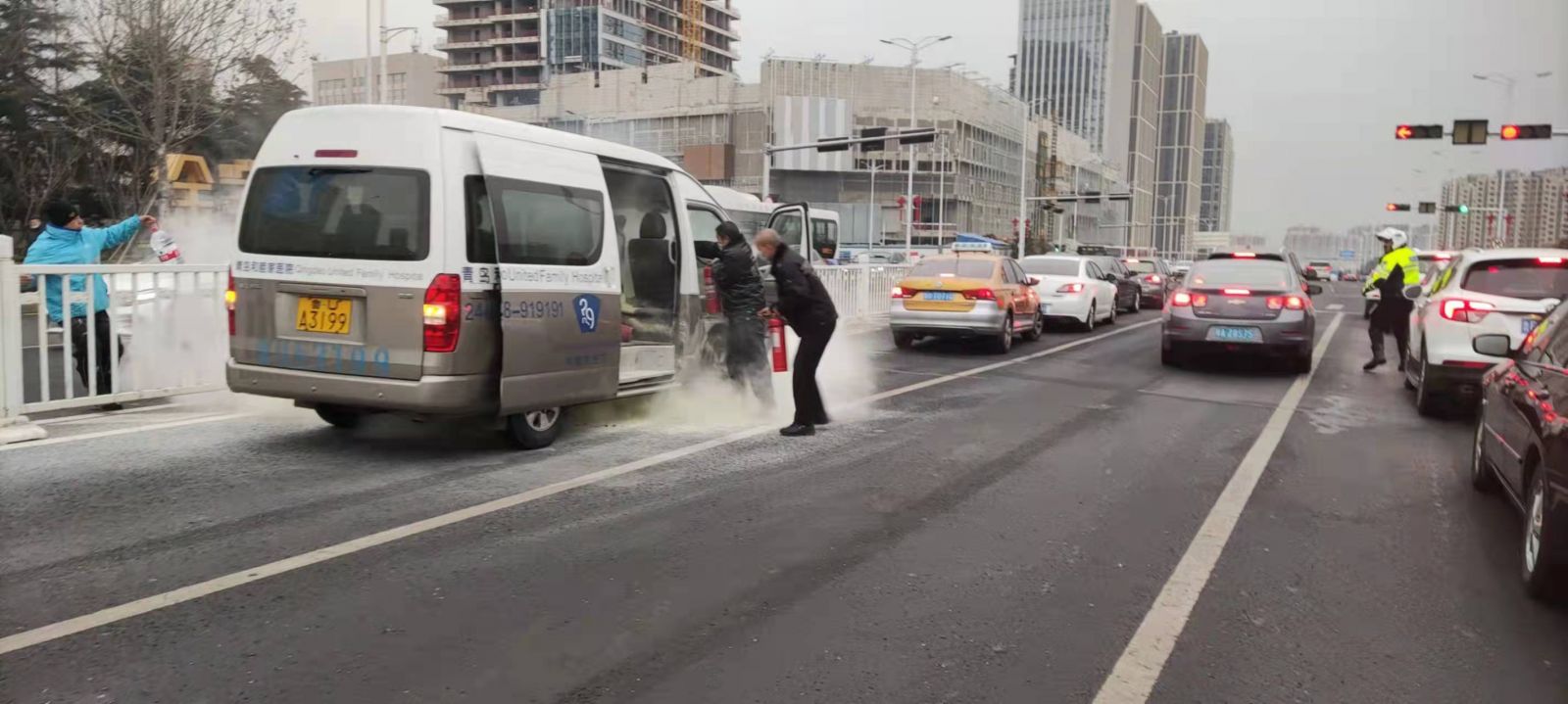 青島一私家車意外起火，校車司機出手相助
