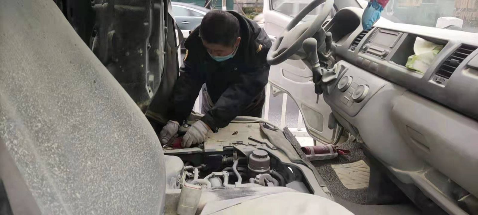 青島一私家車意外起火，校車司機出手相助